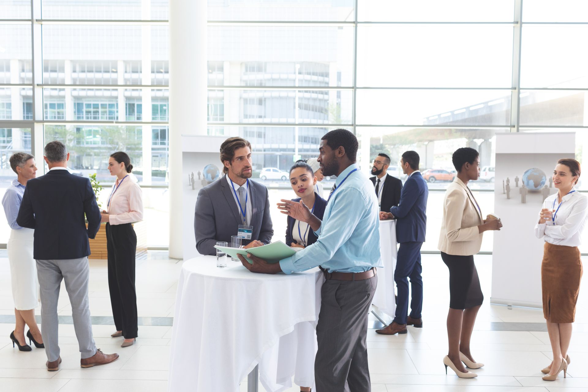 Business-Event mit Stehtischhussen und Gesprächen
