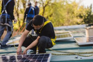 Solaranlage selbst installieren: Was Heimwerker bei der Montage auf dem Dach beachten müssen