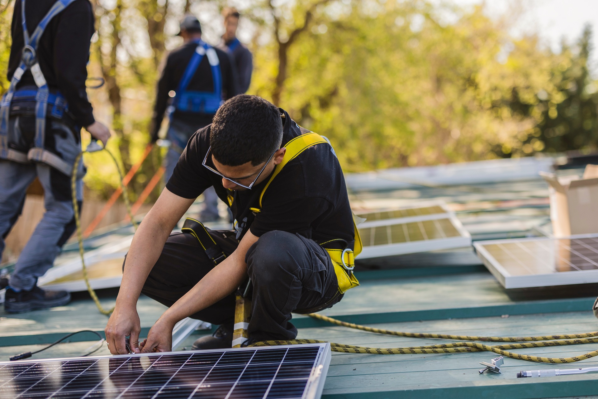 Solaranlage selbst installieren: Was Heimwerker bei der Montage auf dem Dach beachten müssen